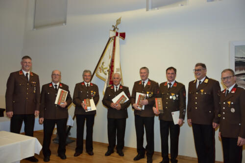 v.l.n.r. Kommandant OBI Andreas Stocker, LM Erich Egger (50 Jahre), LM Peter Mair (50 Jahre), HLM Andreas Glanzl (50 Jahre), OBI Josef Mair (50 Jahre), BI Michael Salcher (25 Jahre), BFK-Stv. BR Johann Obererlacher, Bürgermeister LM LA Martin Mayerlnicht am Bild: LM Georg Dorer (25 Jahre)